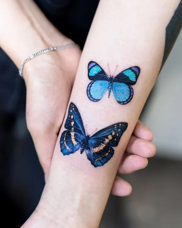 Un par de mariposas tatuadas por @pokhy_tattoo