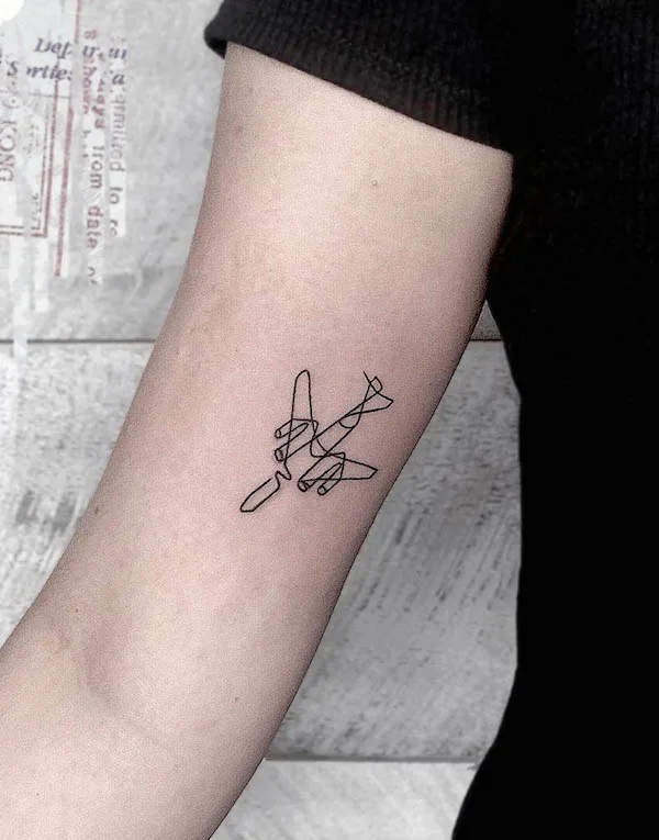 Tatuaje abstracto del brazo interior del avión por @couleurgravier