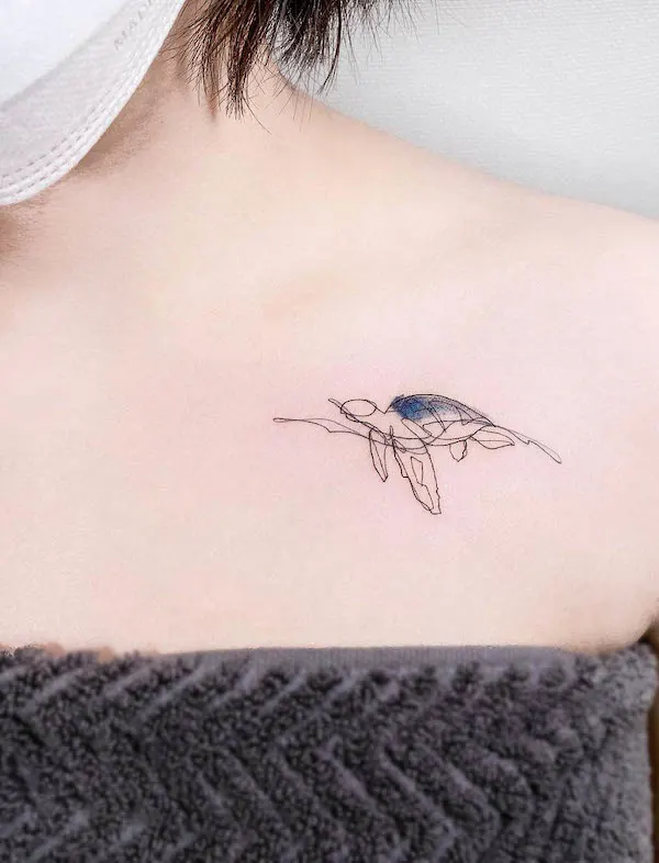 Tatuaje abstracto de clavícula de tortuga por @imfine_tat