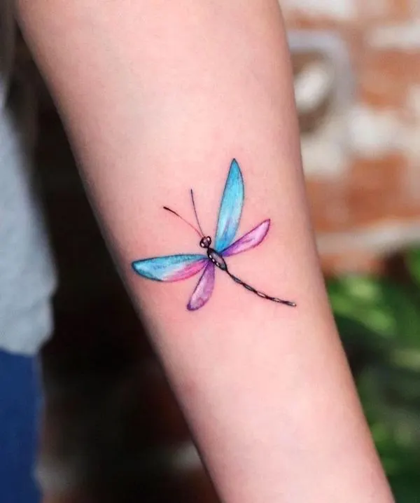 Adorable tatuaje de libélula de color de @sophie_suicide