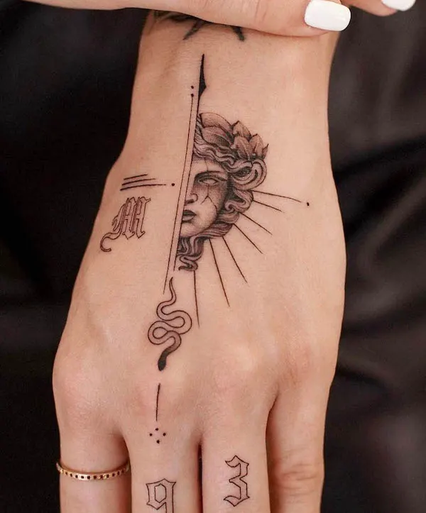 Tatuaje de la mano de flecha de Medusa por @francodionisio
