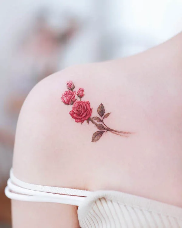 Hermoso e intrincado tatuaje de hombro de rosa por @tattoo.haneul
