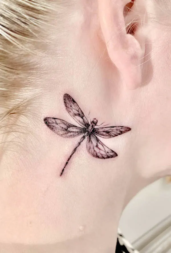Detrás de la oreja tatuaje de libélula por @dragontattoo_paris