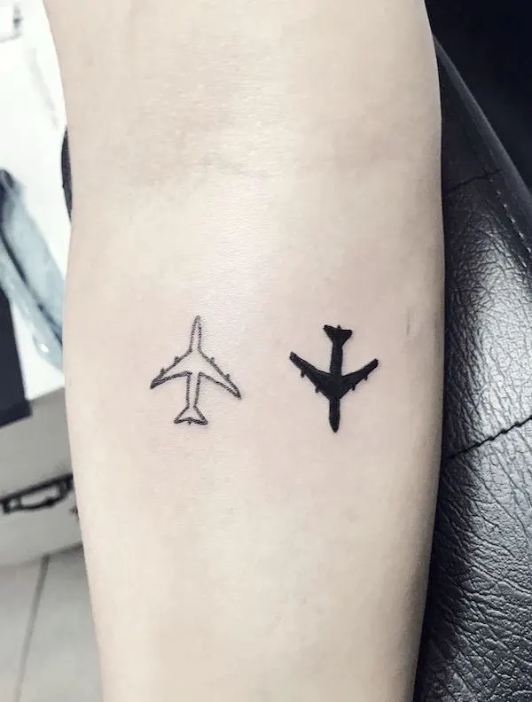 Tatuaje de avión en blanco y negro por @jperales.tattoo