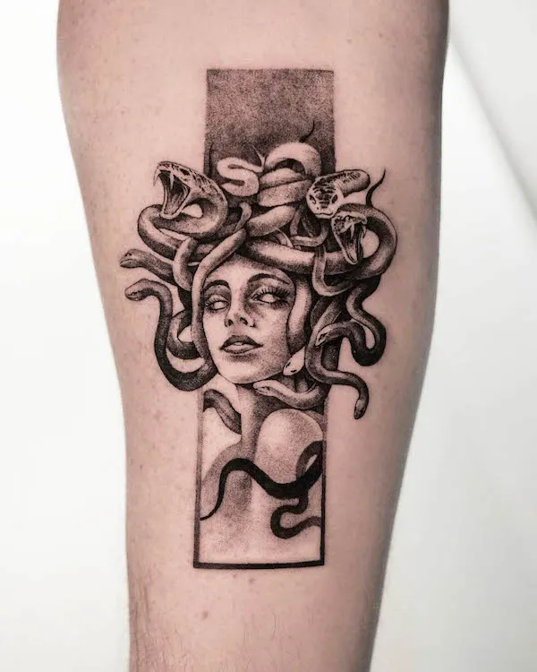 Tatuaje de Blackwork Medusa por @t.moretti.tattoo