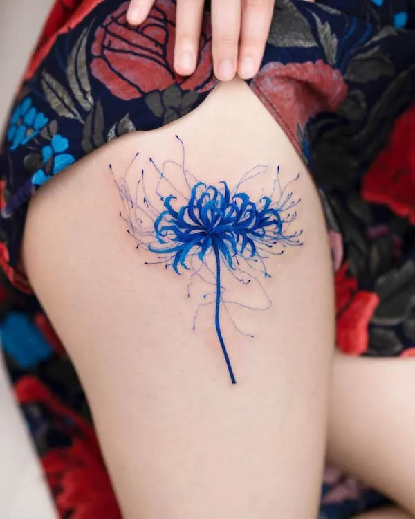 Tatuaje de lirio araña azul por @pokhy_tattoo