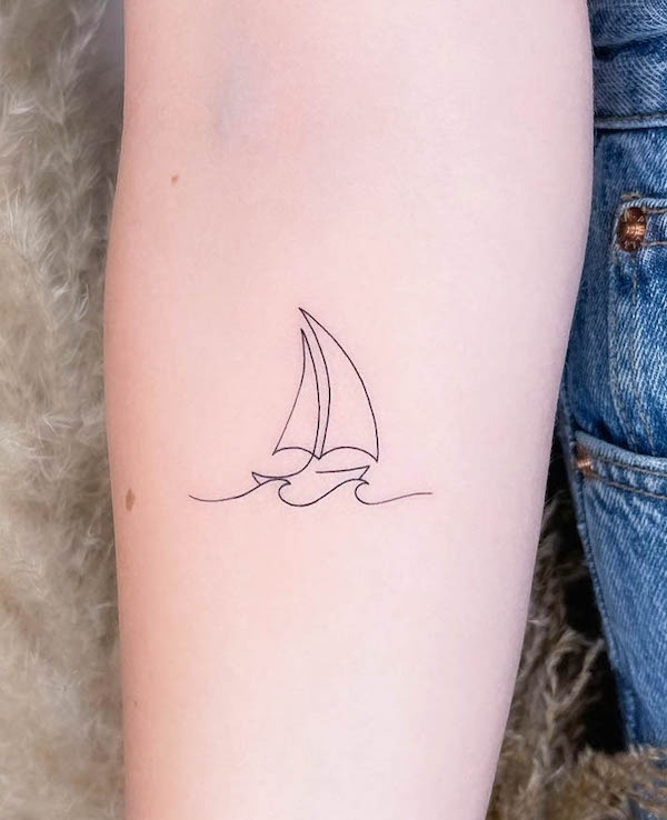 Tatuaje de barco y olas por @ladnie.ink