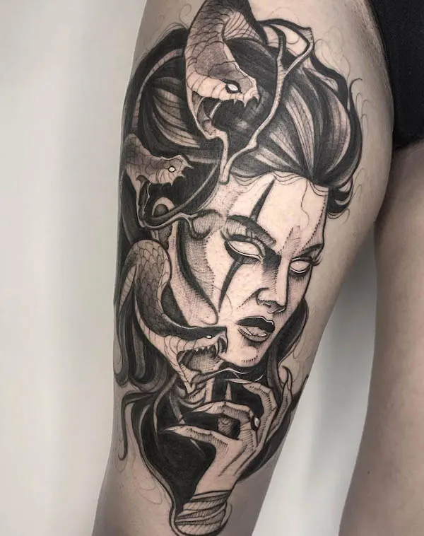 Audaz tatuaje de muslo de Medusa por @cierotattoo