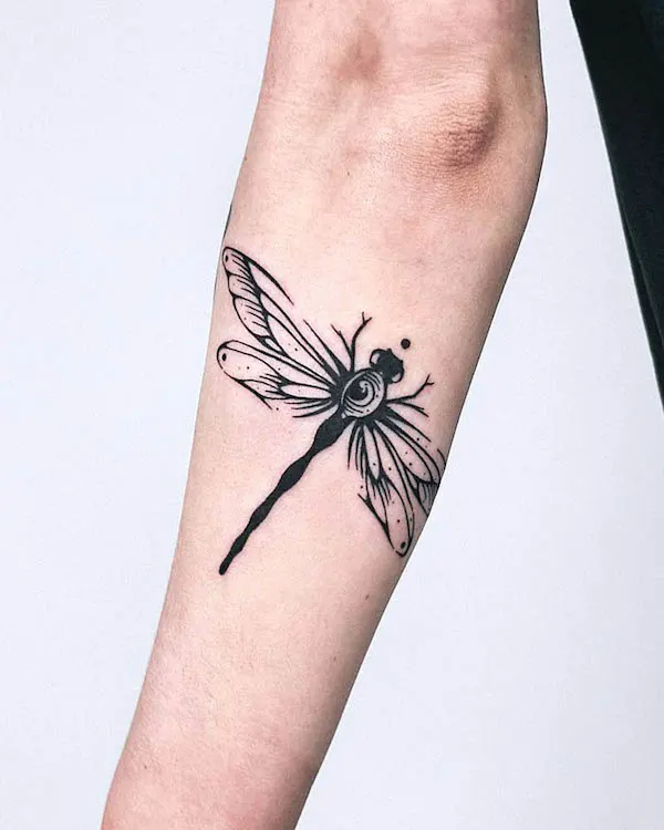 Audaz libélula blackwork por @myrkur_tattoo