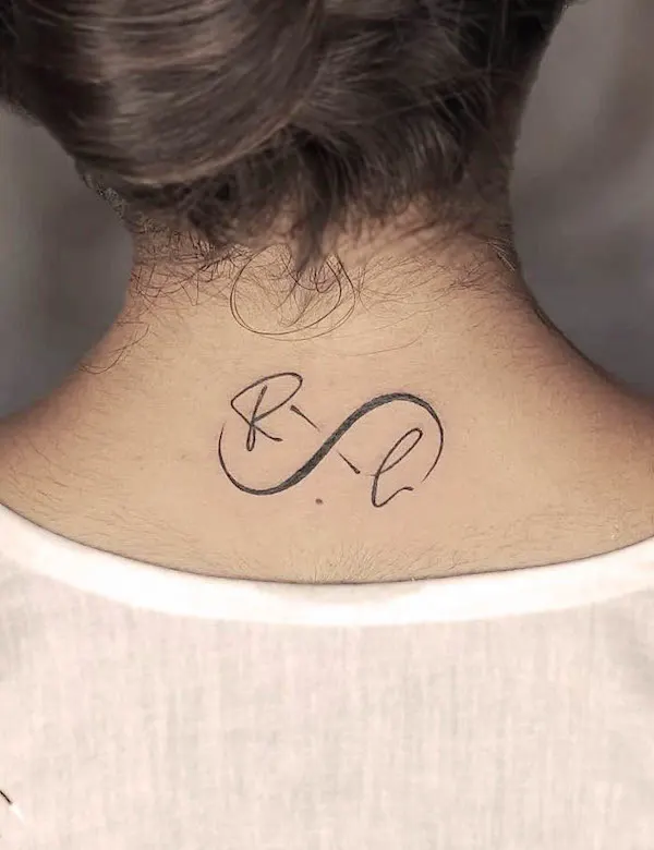 Audaz tatuaje inicial de cuello infinito de @rascalinktattoos