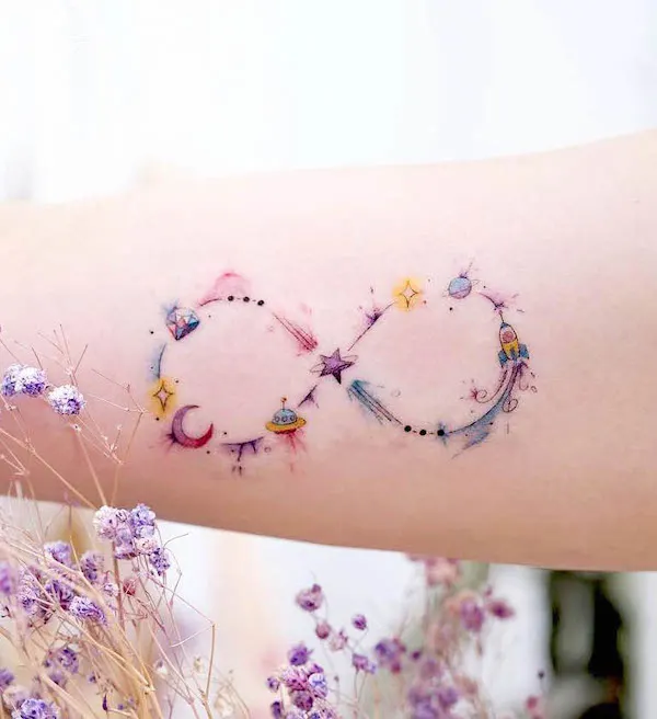 Tatuaje infinito cósmico de @hktattoo_cara
