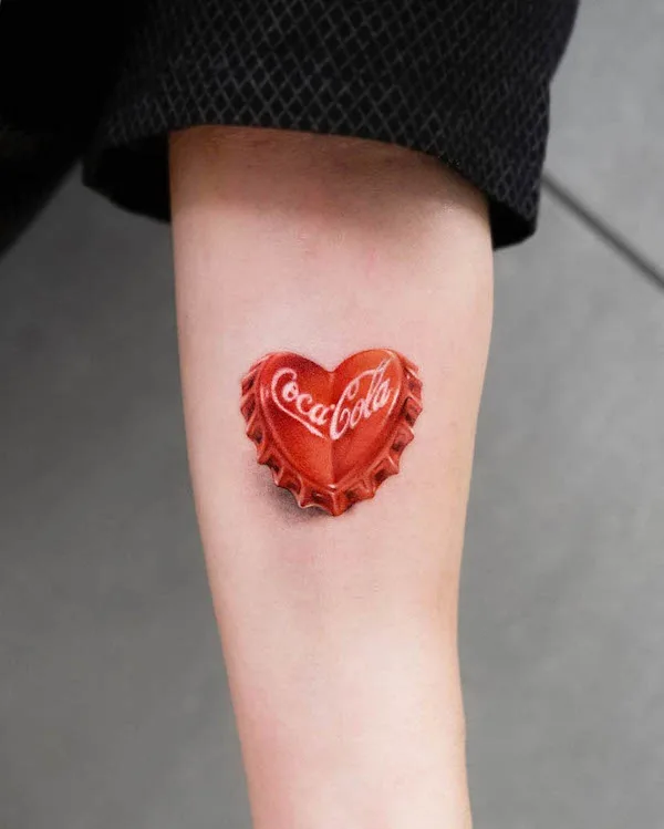 Tatuaje creativo del antebrazo del corazón de coca cola por @neuneu_tattooer
