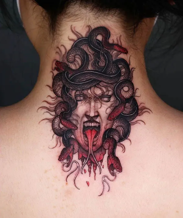 Tatuaje de cuello de Medusa espeluznante por @swan_tattooer