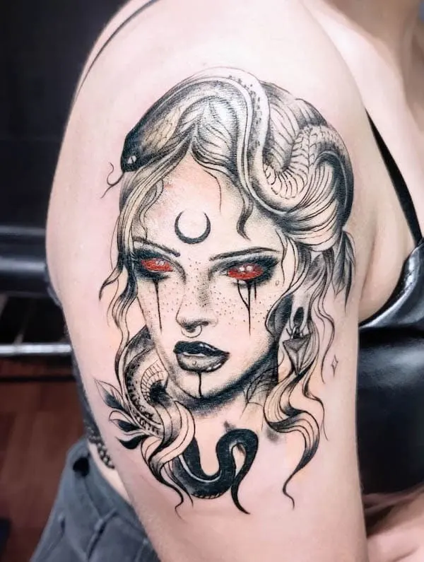 Tatuaje de Medusa llorando sangre por @point_black18