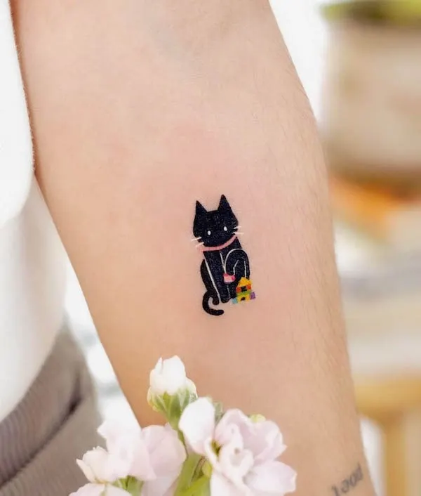 Lindo tatuaje de antebrazo de gato negro pequeño por @ovenlee.tattoo