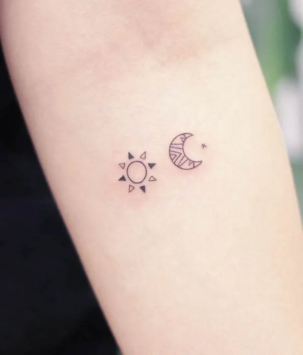 Lindo tatuaje pequeño de sol y luna por @wittybutton_tattoo
