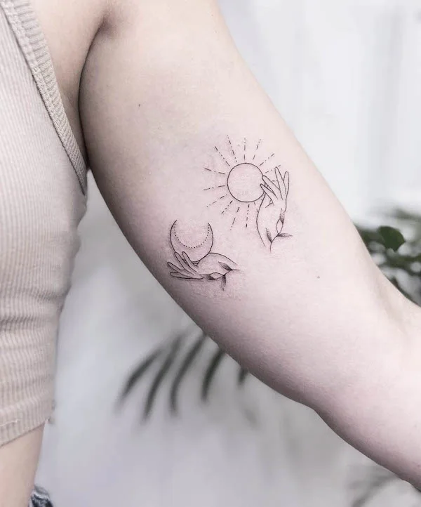 Lindo tatuaje de bíceps de sol y luna por @nothingsrs