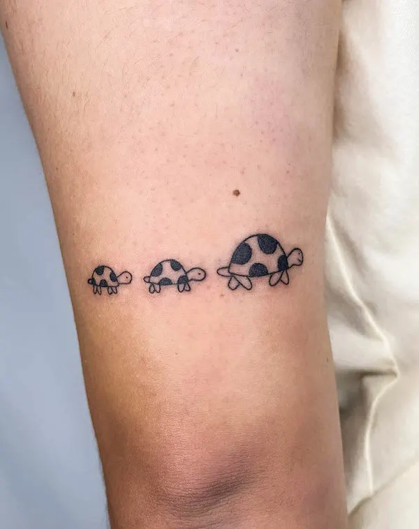 Lindo tatuaje familiar de tortuga por @cowgirlufo