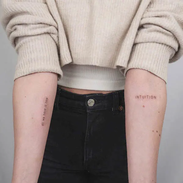Cita delicada y tatuajes de antebrazo de una palabra por @julesdry