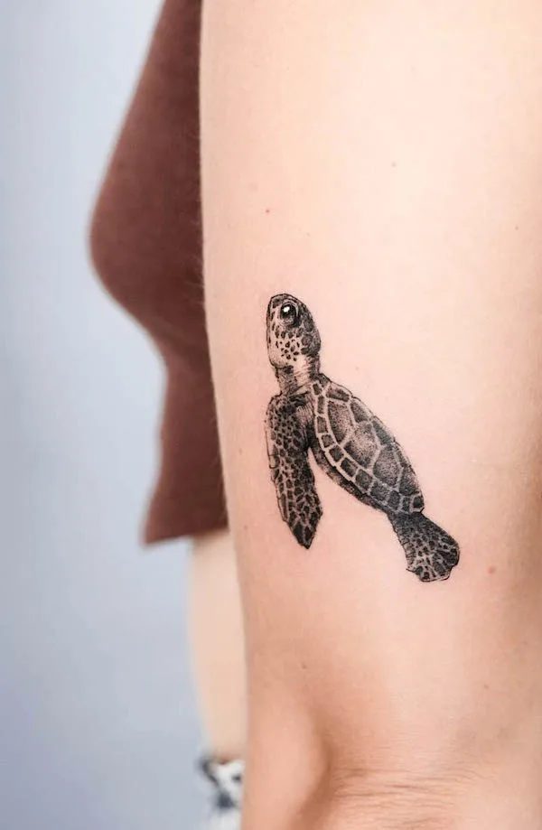 Tatuaje detallado del brazo de tortuga de trabajo negro por @louccia