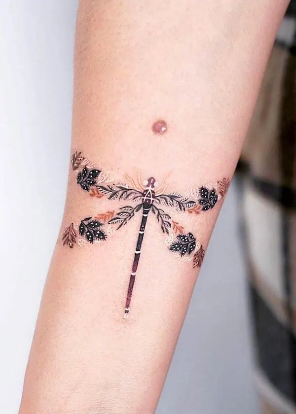 Tatuaje estético de libélula de @baronart_jackie