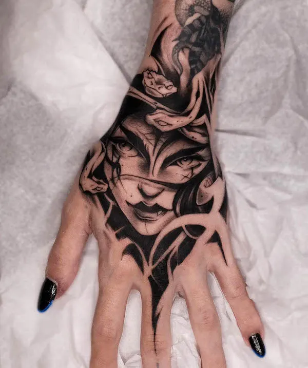 Fierce Medusa tatuaje de mano por @gustavoblenc