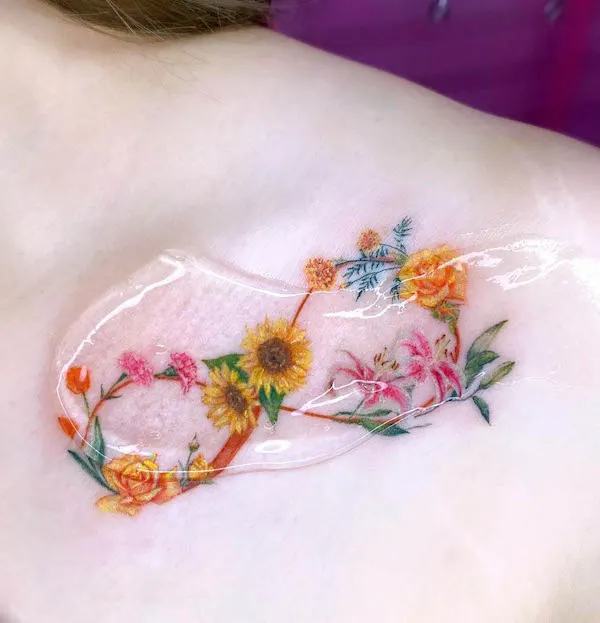 Tatuaje floral de clavícula infinita de @blckpich_studio
