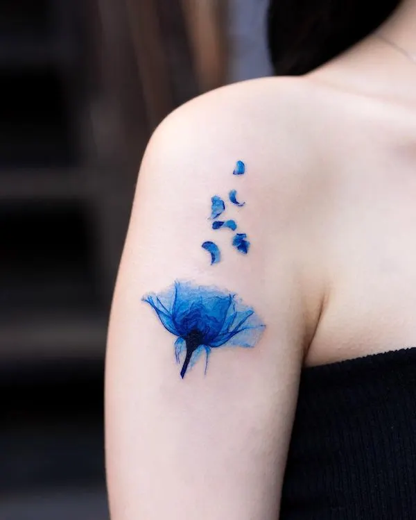 Tatuaje de flores y pétalos por @pokhy_tattoo