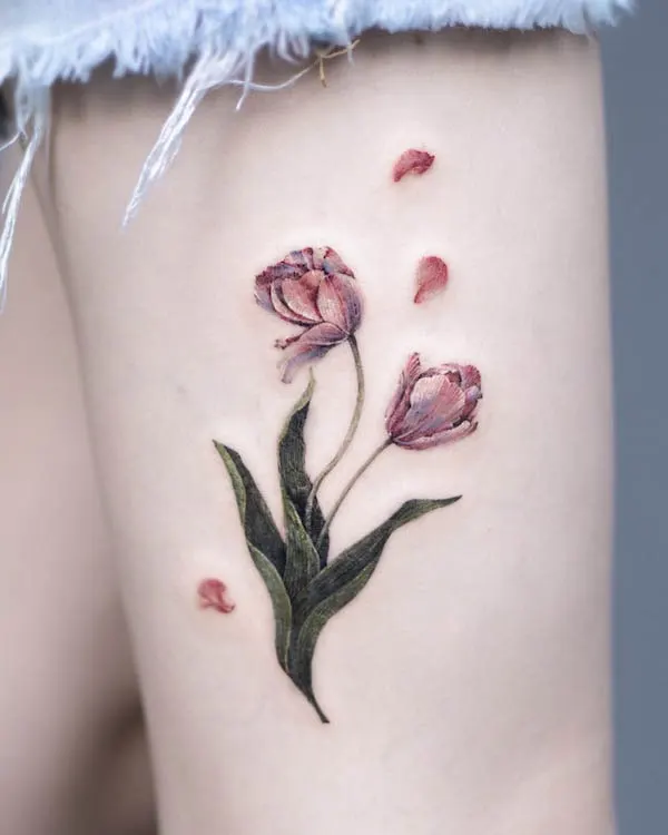 Tatuaje de muslo de flores por Pokhy