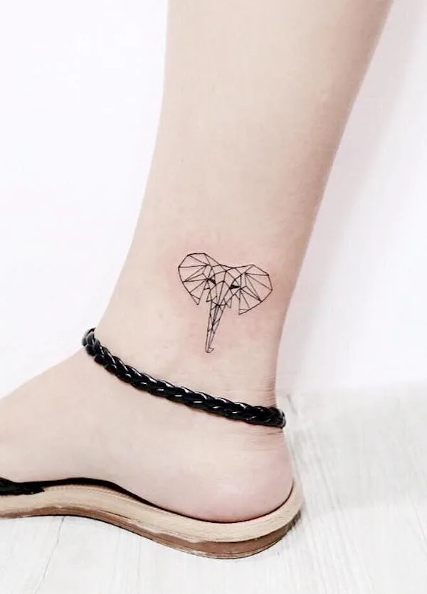 Tatuaje geométrico de elefante por @ainakstyle
