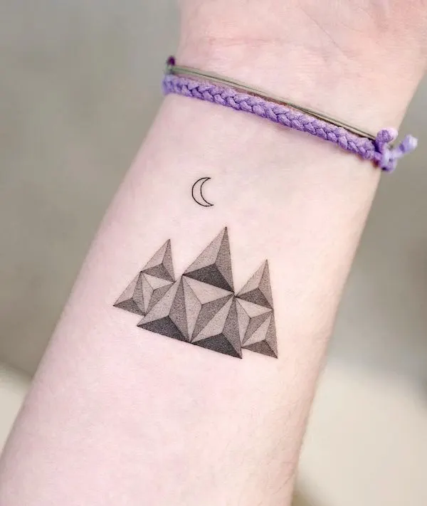 Montañas geométricas por @choiyun_tattoo