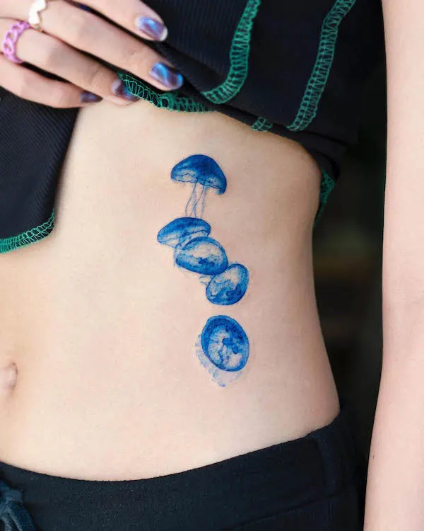 Tatuaje de costilla de medusa de @pokhy_tattoo