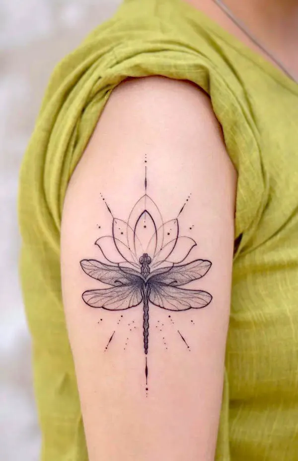 Tatuaje de libélula de loto por @devilztattooz