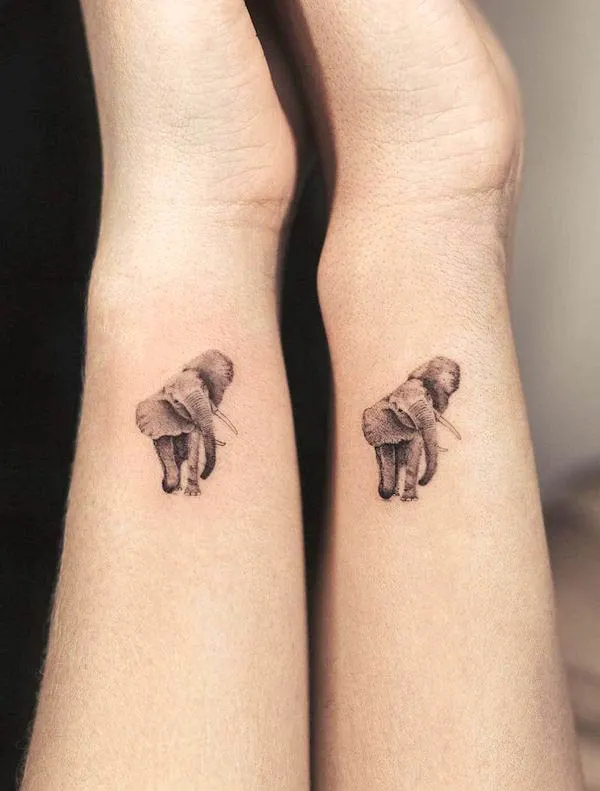 Tatuajes de muñeca de elefante a juego por @clealtattoo