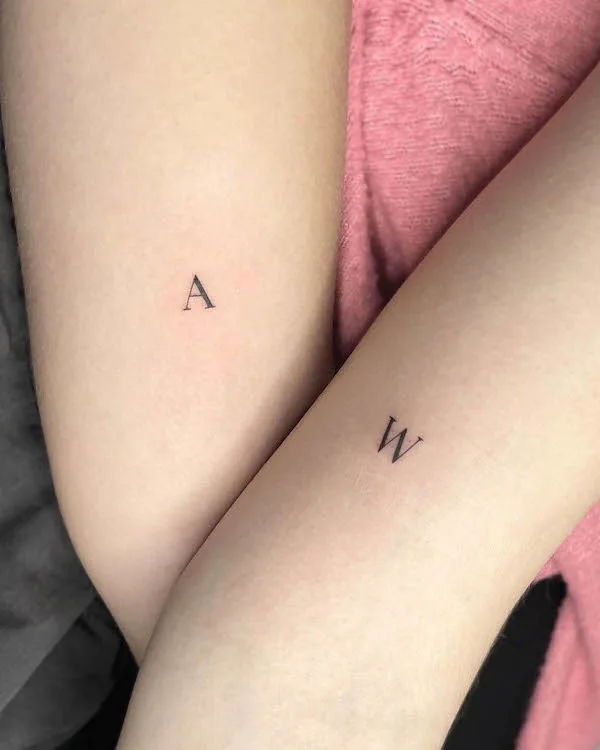 Tatuajes iniciales a juego para mejores amigos por @yungtalie