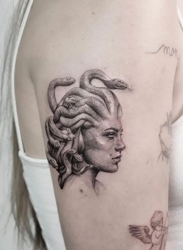 Tatuaje de perfil de Medusa por @aviosa_tattoo