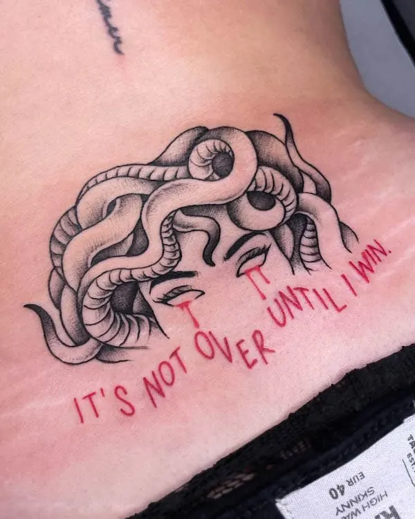 Tatuaje de cita de Medusa por @umbertino666