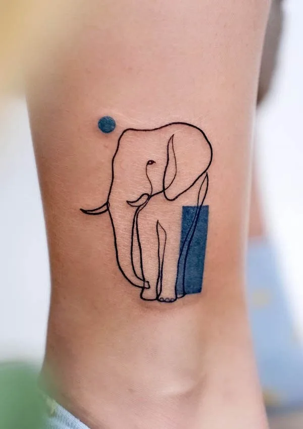 Tatuaje de elefante minimalista por @tszching.tattoo