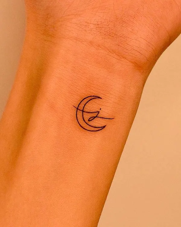 Luna minimalista y tatuaje inicial por @tattooer_jina