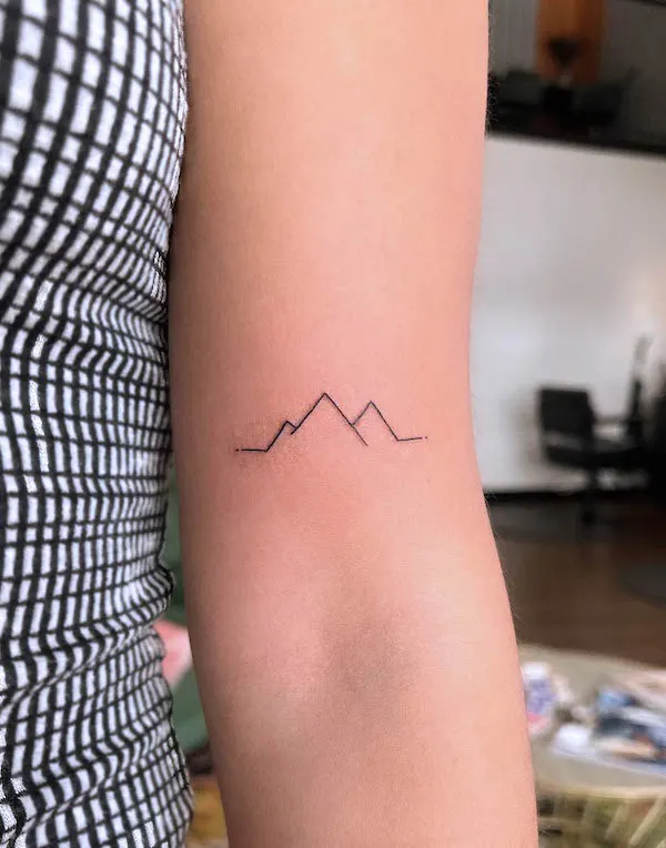 Tatuaje minimalista de brazo de montaña por @kwaycreative