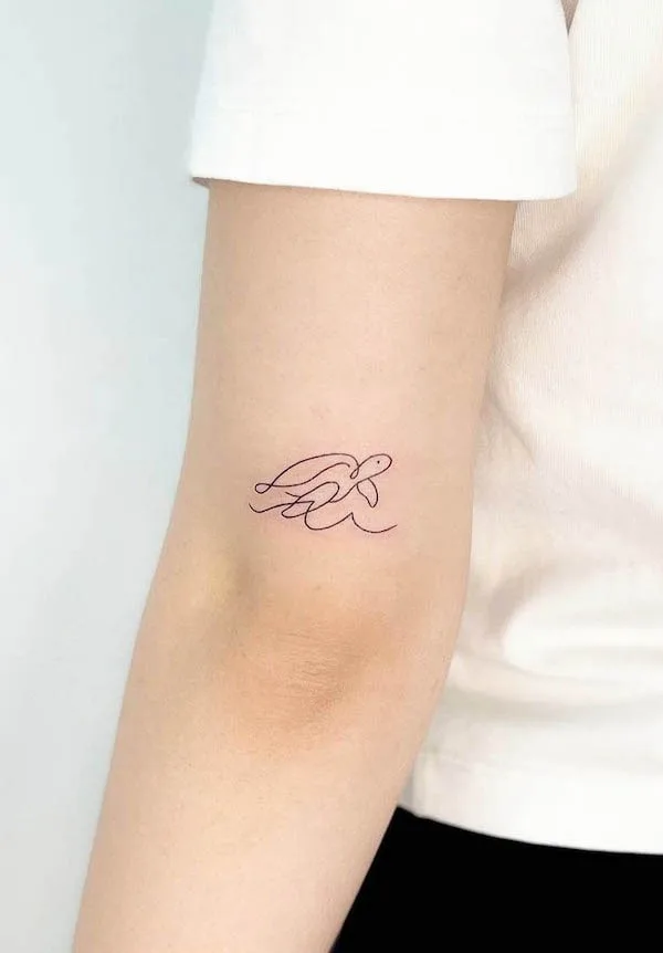 Tatuaje minimalista de contorno de tortuga de @thisisjisuink