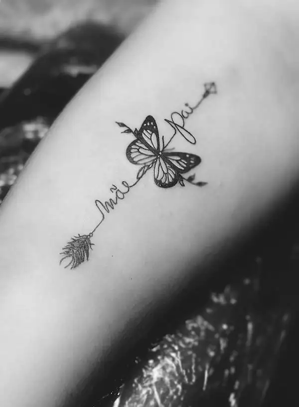 Tatuaje de mariposa de mamá y papá por @spookytattoos_isauraesteves