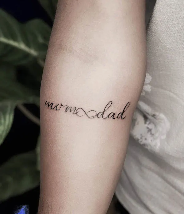 Mamá papá tatuaje en el antebrazo por @blue_heaven_tattooz