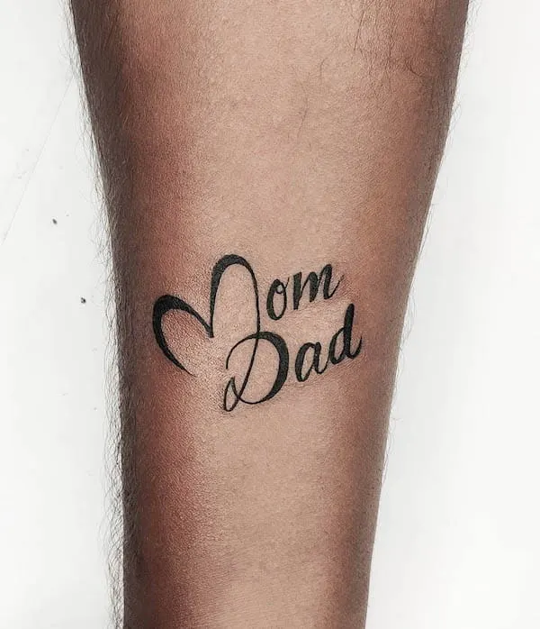 Tatuaje de mamá papá por @guntur_guns_tattoos