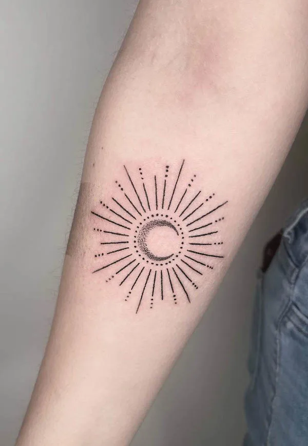Tatuaje radiante de sol y luna por @marketa.handpoke