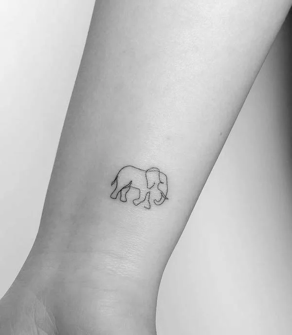 Tatuaje simple de muñeca de elefante por @mrs.tattoo