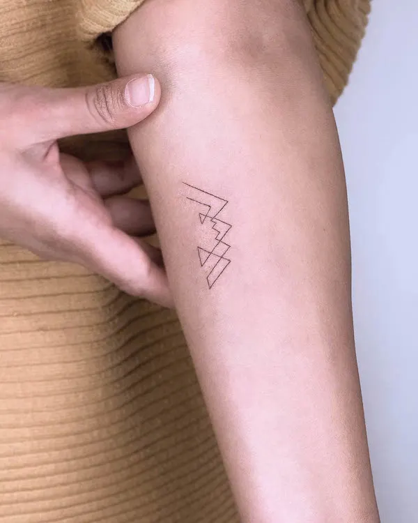 Tatuaje geométrico simple de montaña por @tattoobychang