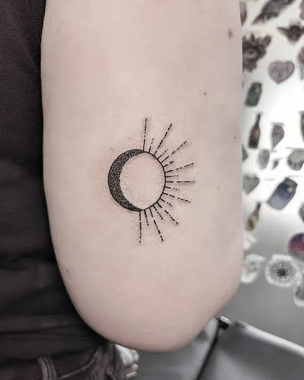 Tatuaje simple de fusión de sol y luna por @debs_tattoo