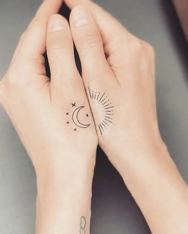 Tatuajes simples de manos de sol y luna de @valleyrootsstudio