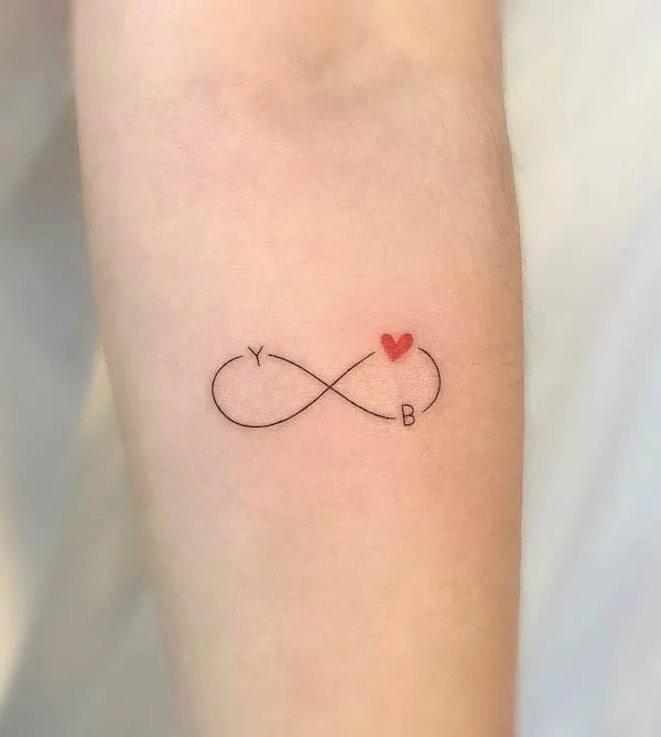 Tatuaje inicial infinito pequeño y simple por @tattooist_neul